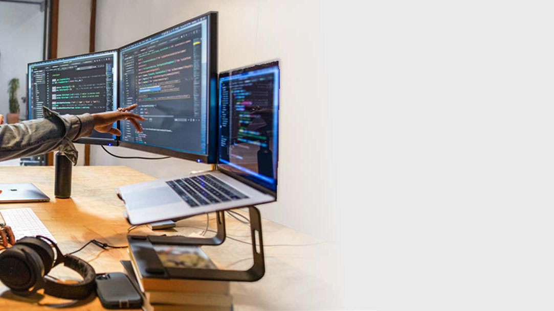 Foto de duas mulheres trabalhando juntas em um computador